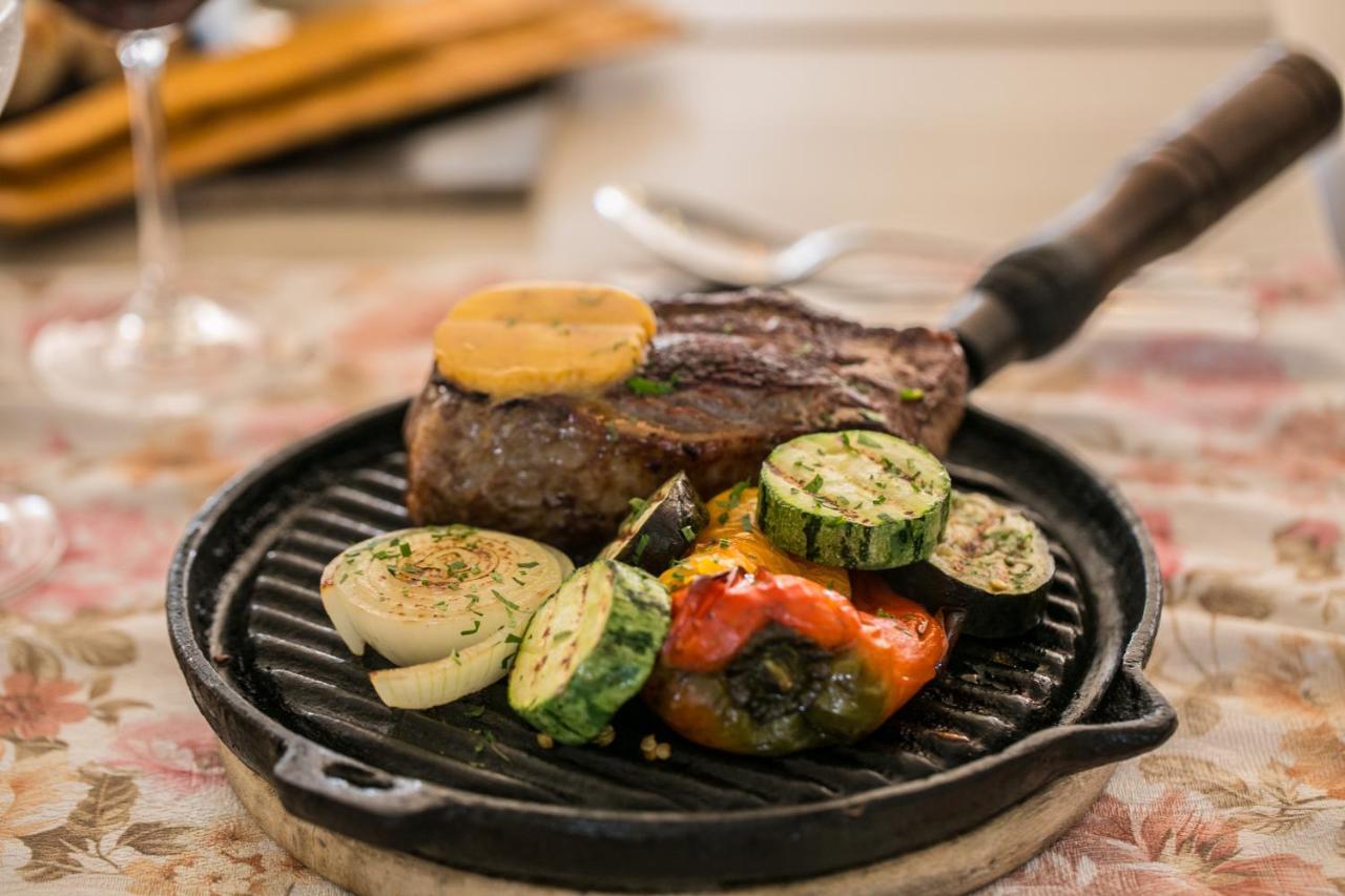 Nobile Hotel Convention Ciudad Del Este Exterior photo A steak and vegetables cooked in a grill pan