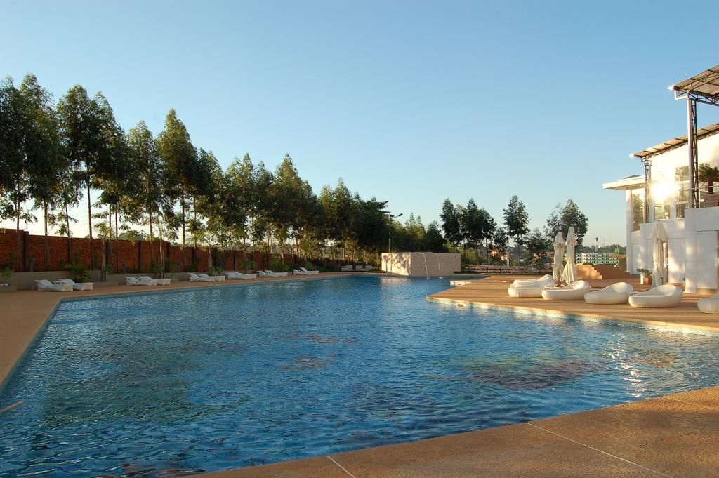 Nobile Hotel Convention Ciudad Del Este Exterior photo The swimming pool at the resort